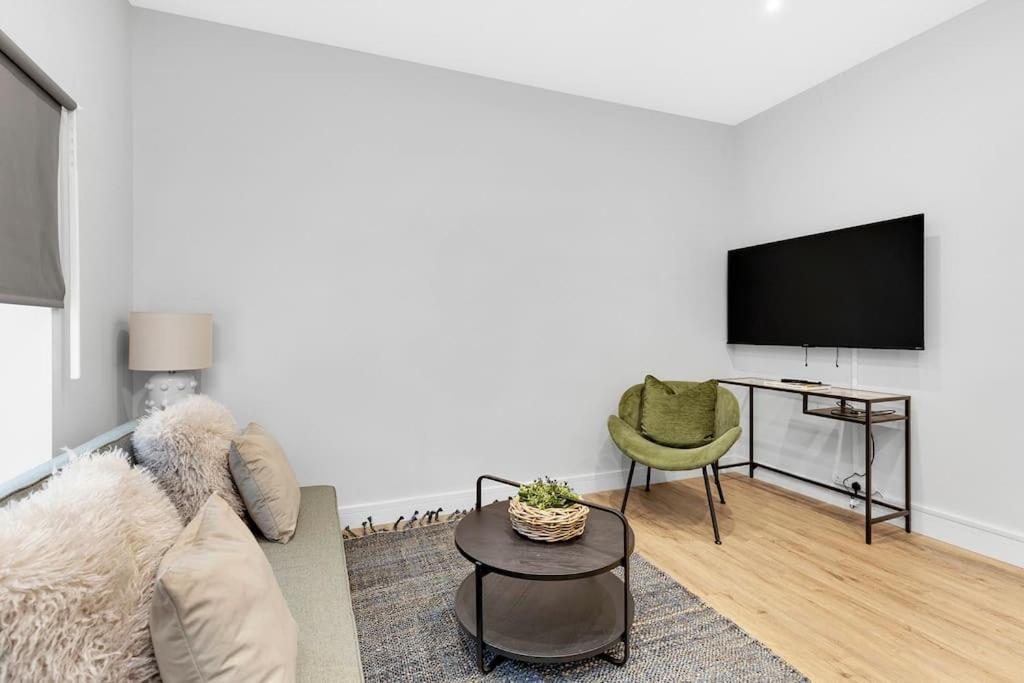 Stunning And Extremely Spacious 1bed Flat In Tooting *